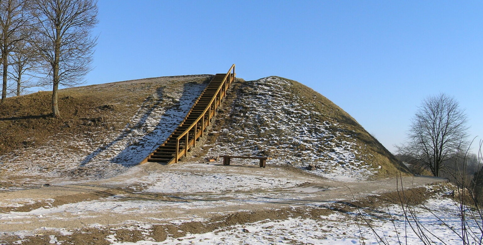 Griūva vienu įspūdingiausių Lietuvoje įvardijamas Bakainių piliakalnis, stūksantis Krekenavos regioniniame parke.
