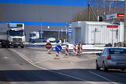 Greta buvusios „Ekrano“ gamyklos įrengta laikina žiedinė sankryža, apjuosusi degalinę, tapo tikrais spąstais retai ja važiuojantiems vairuotojams.