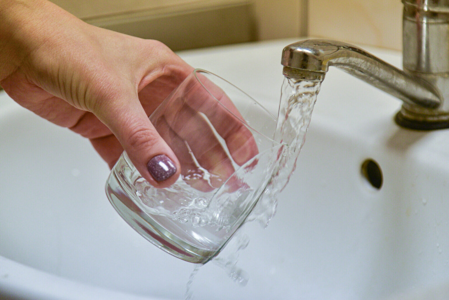 Panevėžio rajono vienos seniūnijos gyventojai apstulbo, kai jų namuose iš čiaupų tekantis vanduo chloru pasmirdo dar stipriau nei juo dezinfekuojamuose baseinuose.