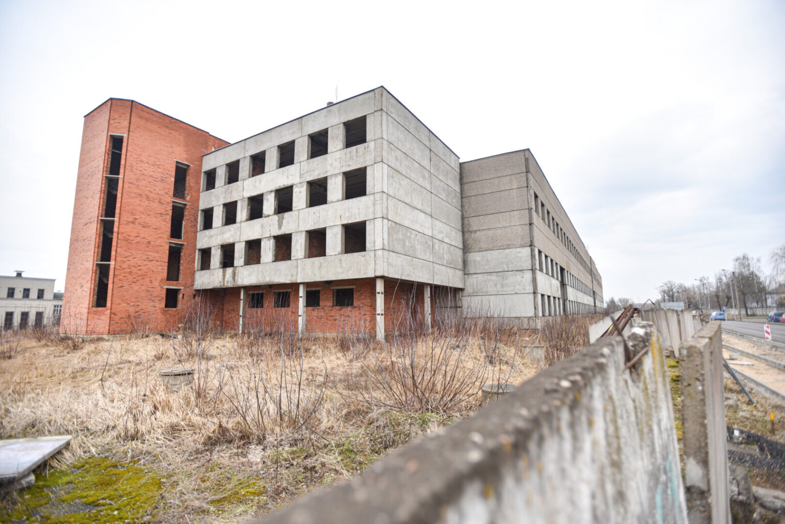 Vienus piktinantis, vaiduokliu ar monstru vadinamas, kitų pagailimas kaip apleistas našlaitis pastatas šalia baigiamos sutvarkyti žiedinės Senamiesčio, S. Kerbedžio ir Tinklų gatvių sankryžos perėjo į dar vienas rankas.