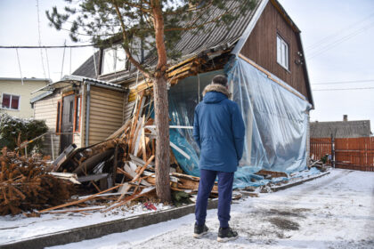 Vos kelios sekundės lėmė, kad pačiame vidurnaktyje, naktį iš šeštadienio į sekmadienį, vilkikui įsirėžus į namą Smėlynės gatvėje, nežuvo šeimininkų neįgali dukrelė.