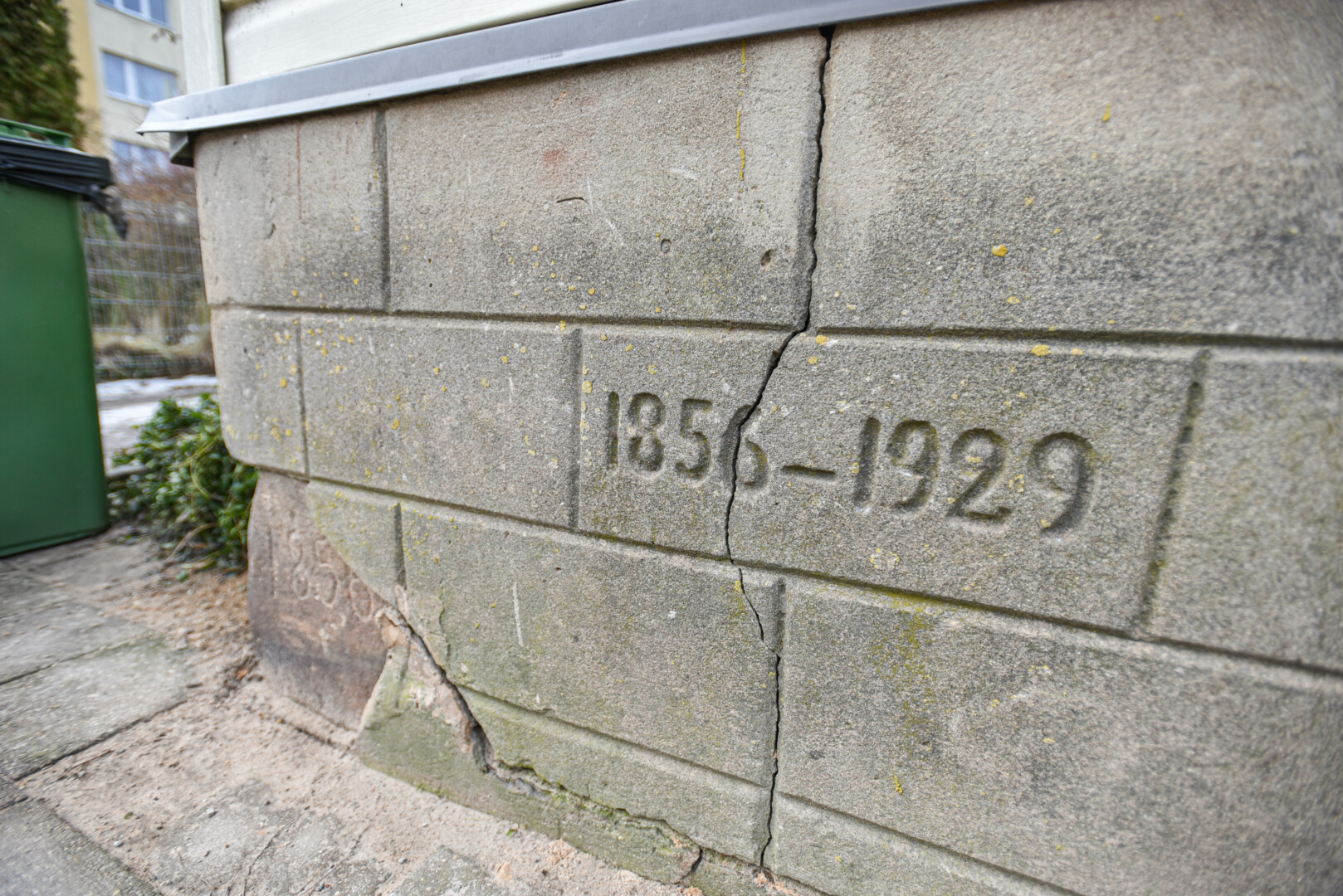 Ant vieno iš seniausių Sodų gatvės pastatų pamato yra išraižytos dvi datos –1856 ir 1929 metai. P. ŽIDONIO nuotr.