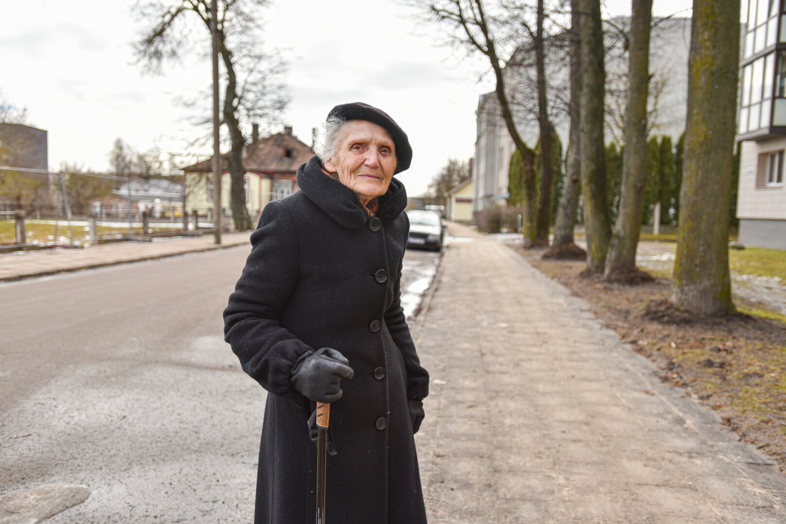 Šviesuolė – bibliotekininkė, tautodailininkė, kraštotyrininkė Stasė Mikeliūnienė daug žino apie Sodų gatvės praeitį ir kitiems apie ją nori papasakoti. P. ŽIDONIO nuotr.