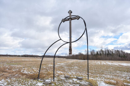 Nuo Skaistgirių pasukus Paįstrio link, akis nebejotinai užkliūva už išskirtinio, ant metalinių konstrukcijų iškelto kryžiaus.