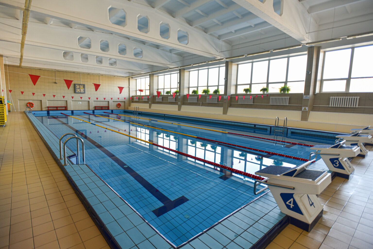 Kol sporto rūmų pašonėje vietoje baseino ūžia statybininkų technika, suaugusiesiems duris atvėrė „Žemynos“ progimnazijos baseinas.