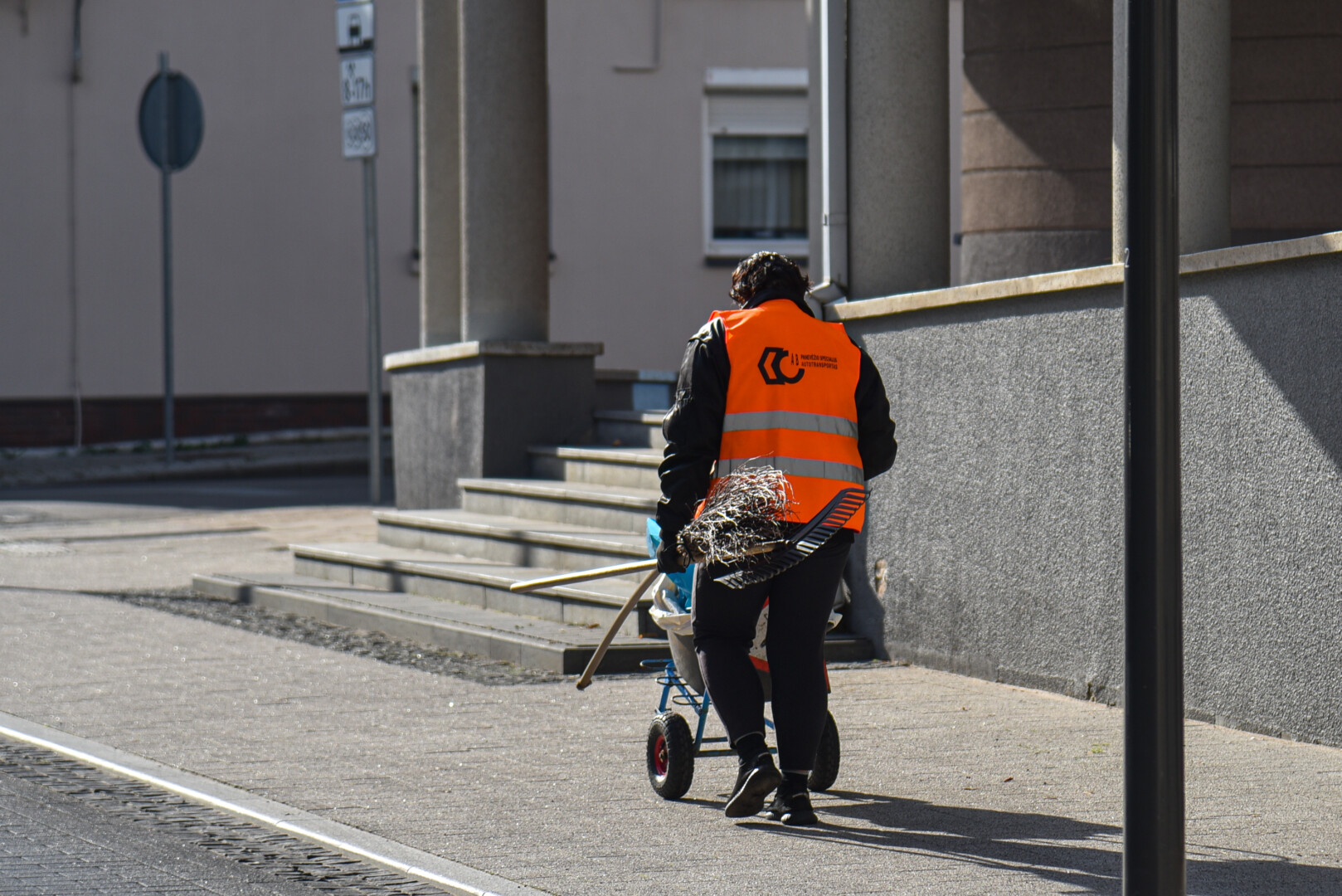 Valytojų gretos Panevėžyje mažėja – juos keičia ne tik gatves, bet ir šaligatvius šluojančios mašinos. P. ŽIDONIO nuotr.