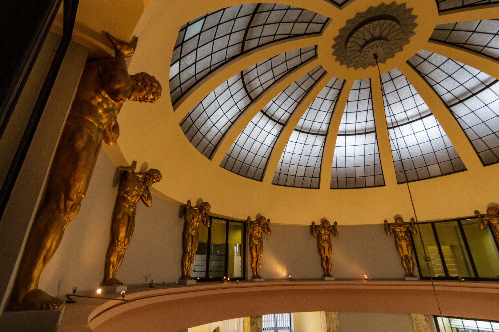 Pasak Benjamino Pučkio, buvęs banko pastatas su skulptoriaus Juozo Zikaro kūrybiniu palikimu – tikras Panevėžio šedevras. „SEKUNDĖS“ ARCHYVŲ nuotr.