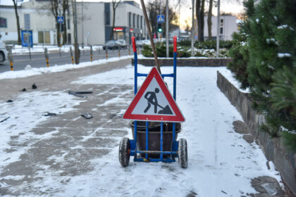 Seni pamokymai, kad tingintiems mokytis ir tik trinantiems mokyklinį suolą ateityje gresia šluoti gatves, nebetenka prasmės.