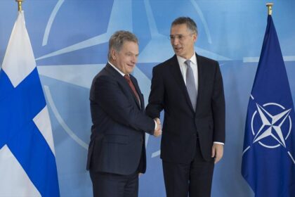 NATO vadovas Jensas Stoltenbergas penktadienį pasveikino Suomijos prezidentą, kai jo šalis pašalino paskutinę kliūtį įstoti į transatlantinį gynybos Aljansą, ir pareiškė, jog tikisi, kad netrukus Suomija oficialiai taps NATO nare.