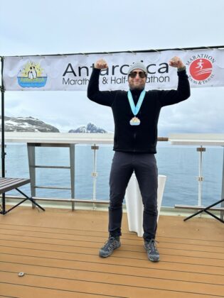 Po trijų Antarktidoje praleistų dienų atgal į Argentiną plaukiančiame laive A. Smirnovo pergalė buvo bene karščiausia aptarinėjama tema. Asmeninio archyvo nuotr.