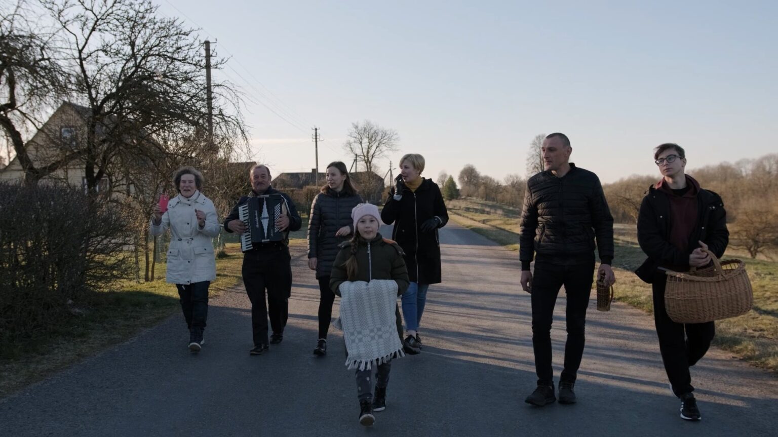 Šimtmečiais Lietuvoje gyvavusią tradiciją – ankstyvą antrosios Velykų dienos rytą vaikščioti po kaimo gryčias, iš lovų kelti miegančius, juos prausti, šluostyti būtinai lininiu rankšluosčiu ir išsakyti pačius geriausius linkėjimus – iki šių dienų išsaugojo vienintelė vietovė šalyje.