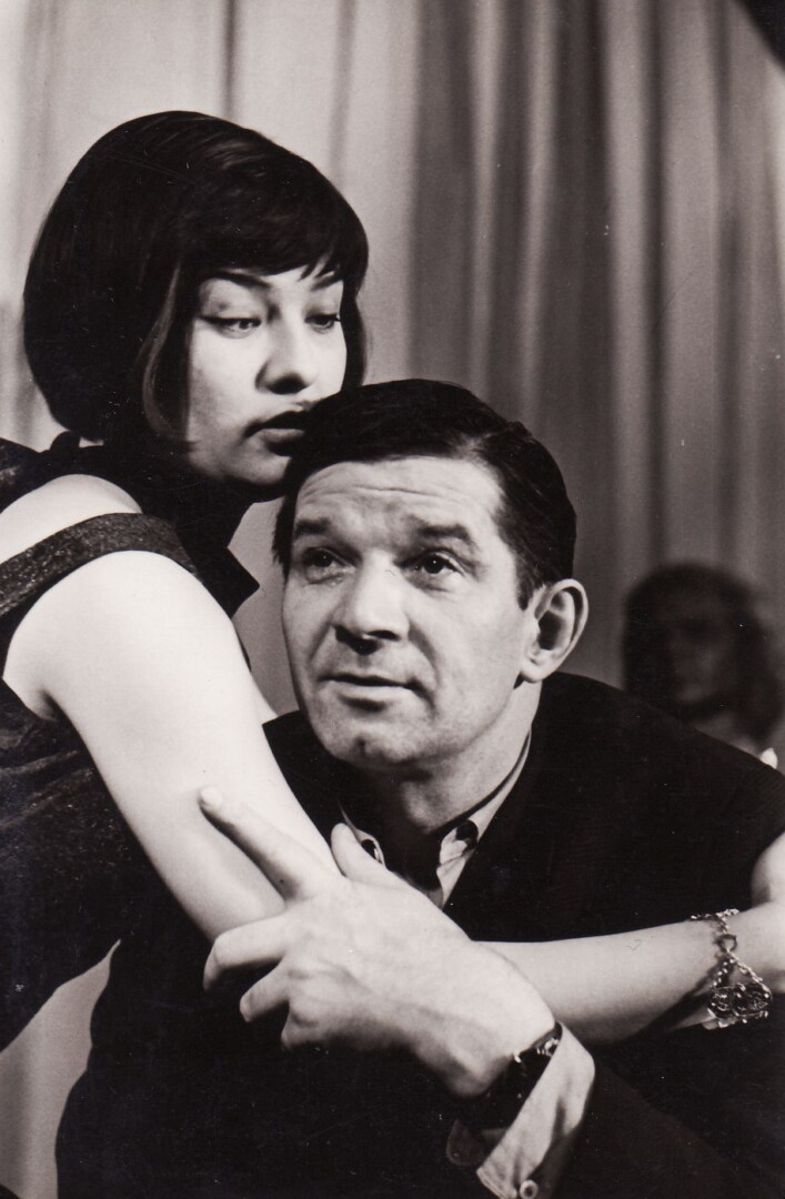 Spektaklyje J. Grušo „Adomo Brunzos paslaptis“ (rež. Vaclovas Blėdis), 1966 m. Dalia Melėnaitė – Ksavera, Bronius Babkauskas – Adomas Brunza. Fotogr. Kazimiero Vitkaus. PANEVĖŽIO APSKRITIES G. PETKEVIČAITĖS-BITĖS VIEŠOSIOS BIBLIOTEKOS FONDŲ nuotr. 