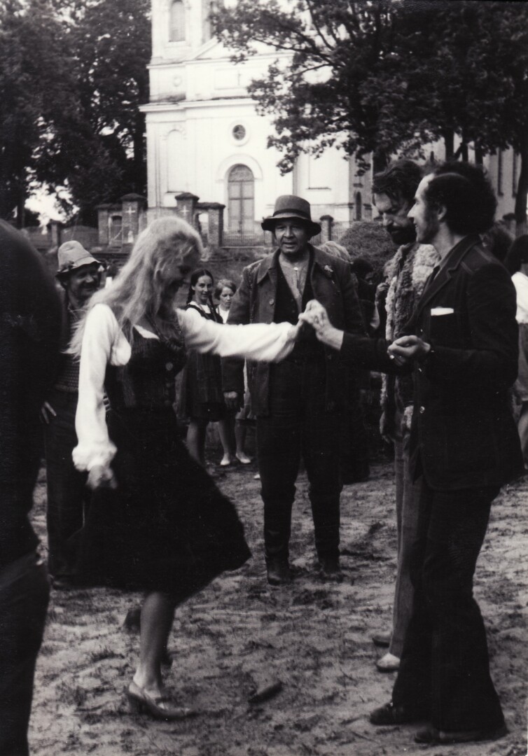Filme „Velnio nuotaka“ (rež. Arūnas Žebriūnas), 1974 m. Vaiva Mainelytė – Jurga, Bronius Babkauskas – Raupys, Regimantas Adomaitis – Girdvainis. Fotogr. Algimanto Mockaus. PANEVĖŽIO APSKRITIES G. PETKEVIČAITĖS-BITĖS VIEŠOSIOS BIBLIOTEKOS FONDŲ nuotr. 