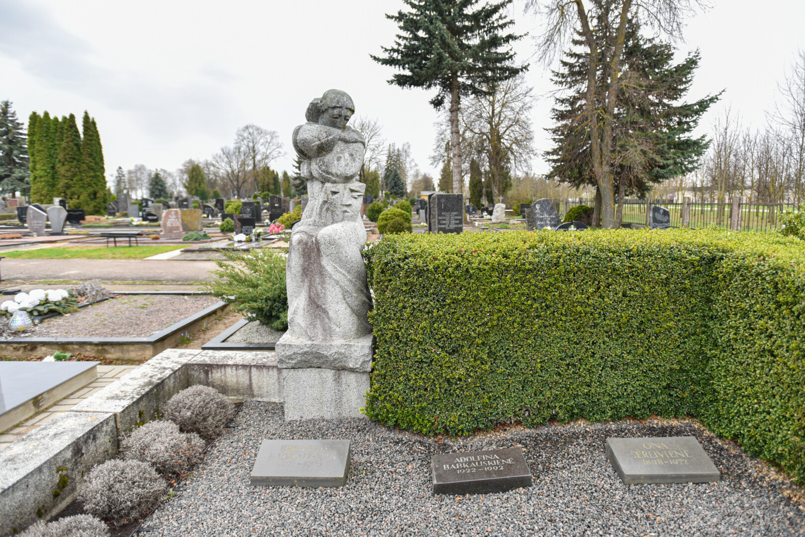 Vienas gerbiamiausių ir mylimiausių Panevėžio dramos teatro aktorių amžino poilsio vietą Kristaus Karaliaus katedros kapinėse žymi originalus antkapinis paminklas – skulptūra „Liūdinti mūza Melpomenė“, sukurta skulptoriaus Juozo Lebednyko. P. ŽIDONIO nuotr.