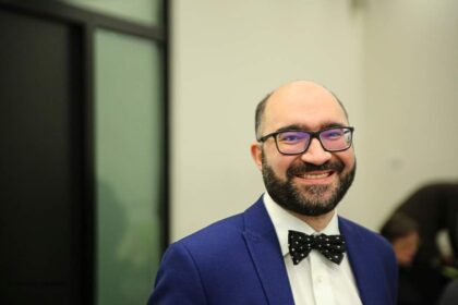 Panevėžietis Eimantas Gudas negimė didiku, tačiau jo kraujas nudažytas mėlynai. Riterio titulą gavęs kultūros istorikas kelionę laiku per epochas pradėjo dar ankstyvoje vaikystėje perskaitęs jam lemtinga knyga tapusią Adolfo Šapokos „Lietuvos istoriją“.