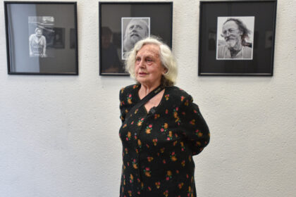 Panevėžietė fotomenininkė Irena Giedraitienė fotografijos aukso fondu tapusius kadrus ir naujausią savo kūrybą pristato parodoje.