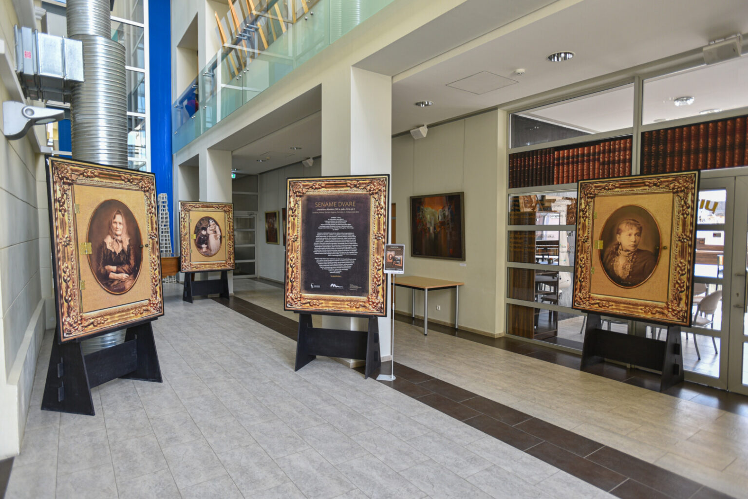 Nunešioti Žemaitės bateliai ir elegantiškos raudonos pirštinaitės, Gabrielė Petkevičaitė-Bitė bityne ir Steigiamajame Seime, fortepijonu grojanti Šatrijos Ragana, Lazdynų Pelėdos rankraščiai ir rankdarbiai.