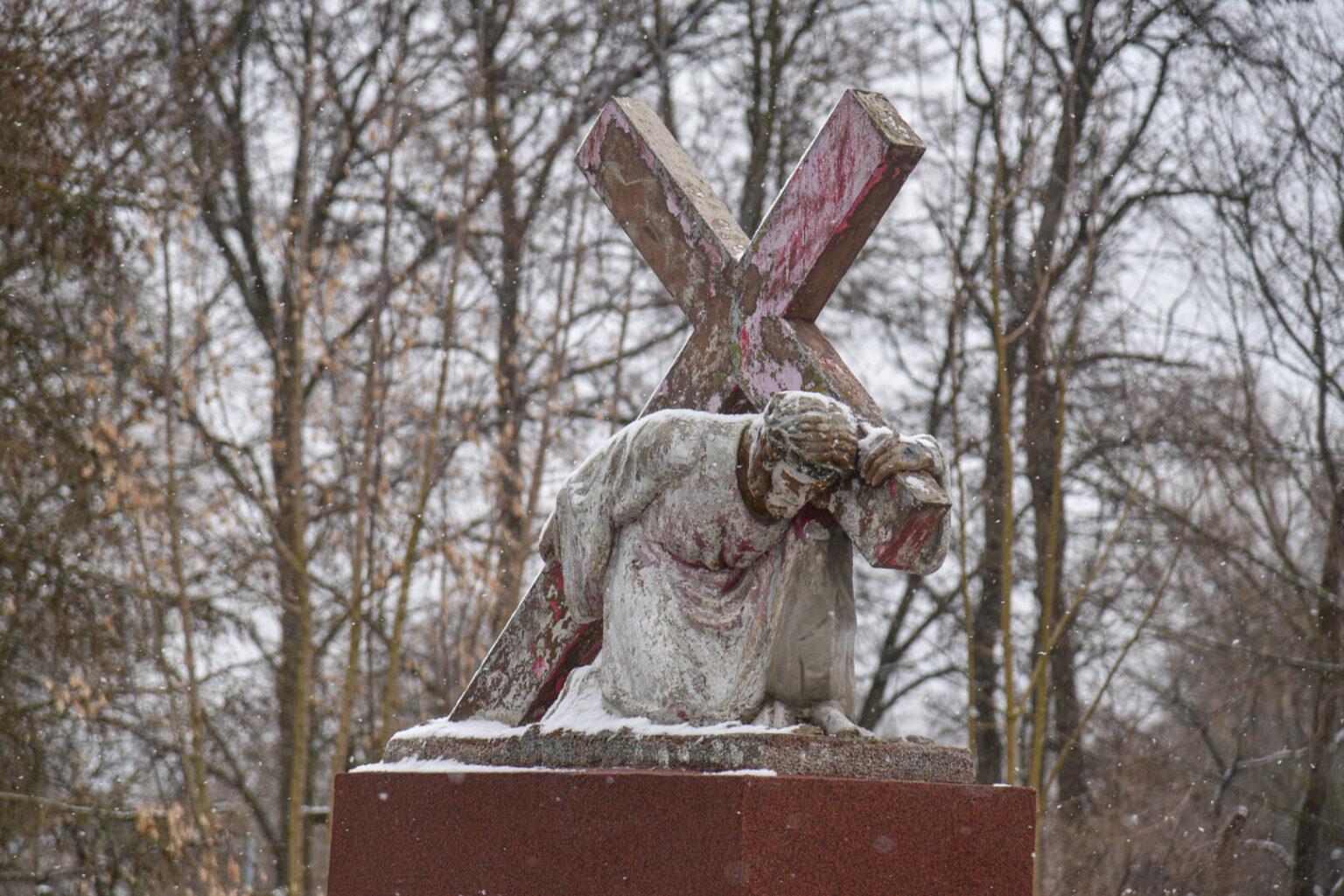 Muziejų po atviru dangumi primenančiose Panevėžio senosiose kapinėse vos prieš keletą dienų nutilo statybų triukšmas.