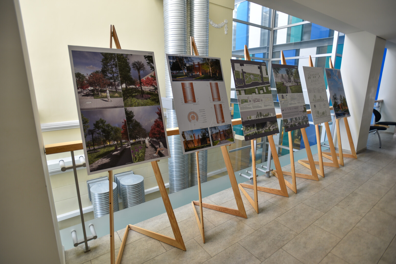 Konkurso laimėtojų darbų vizualizacijos eksponuojamos G. Petkevičaitės-Bitės bibliotekoje.P. ŽIDONIO nuotr.