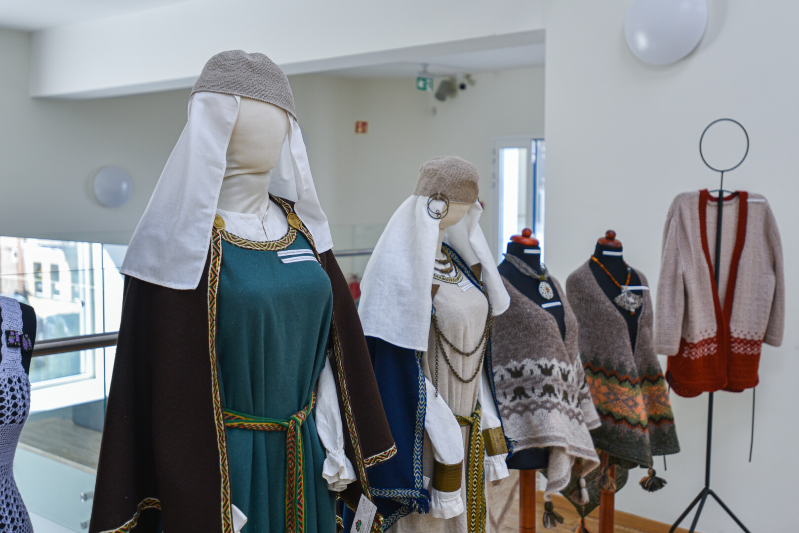 Ekspozicija išsiskiria darbų gausa ir įvairove, tvirtai remiasi į lietuvių tautodailės pamatus. P. ŽIDONIO nuotr. 