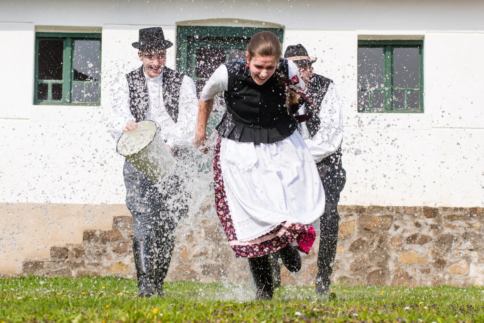 Vengrijoje Velykų sekmadienio tradicija – laistyti netekėjusias merginas vandeniu.