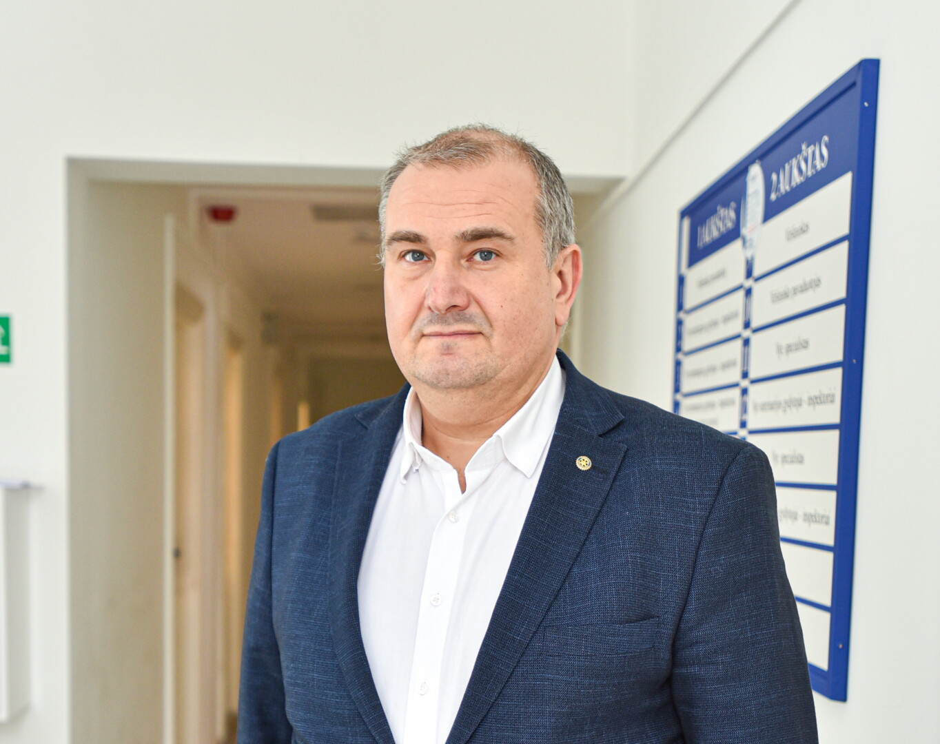 Valstybinės maisto ir veterinarijos tarnybos Panevėžio departamento direktoriaus nestebina ganėtinai skeptiškas požiūris į gyvūnų žymėjimą. Anot Žydrūno Vaišvilos, kadaise suženklinti visiems galvijams irgi prireikė penkerių metų. P. ŽIDONIO nuotr.