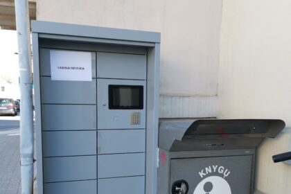 Prie Panevėžio apskrities Gabrielės Petkevičaitės-Bitės viešosios bibliotekos Respublikos gatvėje stovintis knygomatas sudomino ne tik skaitytojus, bet ir plėšikus.