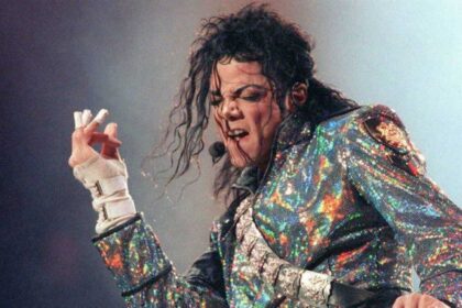 Muzikos pasaulis birželį minės jau 15-ąsias popkaraliumi tituluoto Maiklo Džeksono mirties metines. Tačiau gerbėjai lig šiol nesiliauja medžioję savo stabo palikimo.