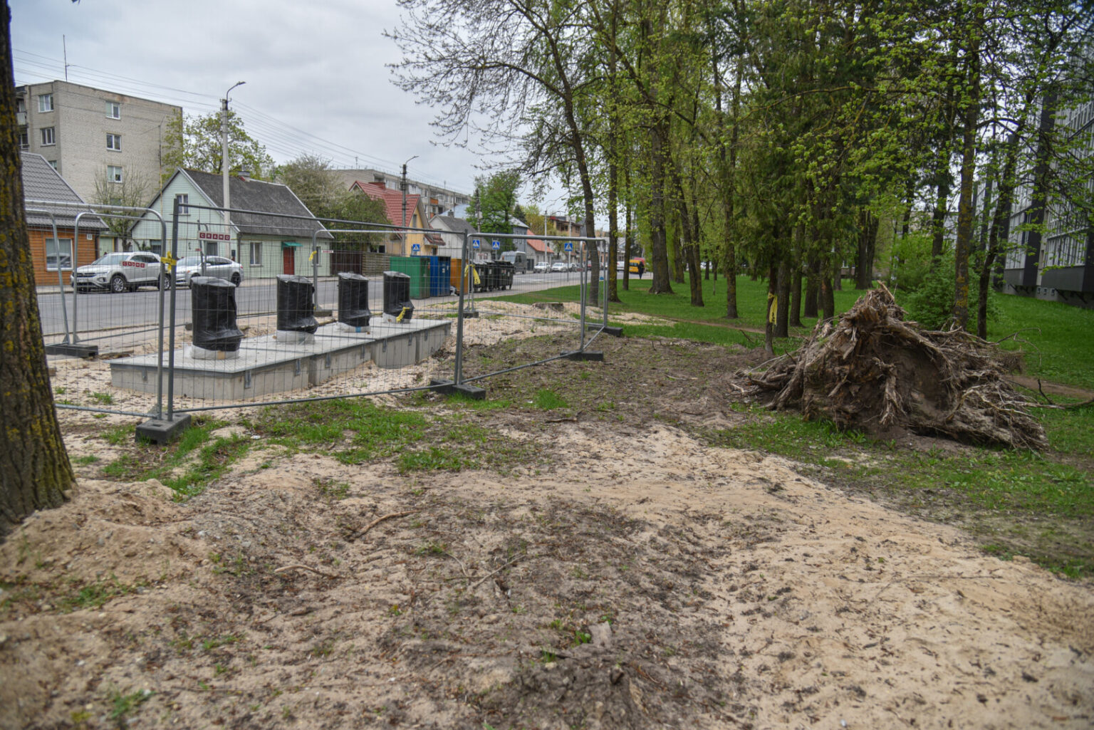 Nauji požeminiai konteineriai ir tvarkingos antžeminių aikštelės keičia Panevėžio vaizdą, visgi jų statyboms užsitęsus jau kone pusmetį, gyventojai pradeda lieti pretenzijas.
