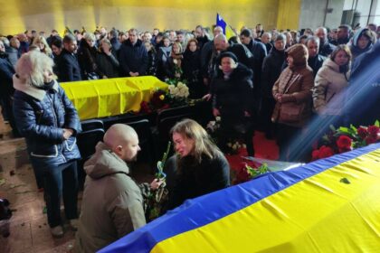 „Man atrodo, kad jis yra Maskvos agentas, tik apsimeta žurnalistu iš Lietuvos, jį reikėtų surišti ir patardyti“, – taip šnairuodamas į mane traukinyje vienas ukrainiečių karys pašnibždėjo kitam.