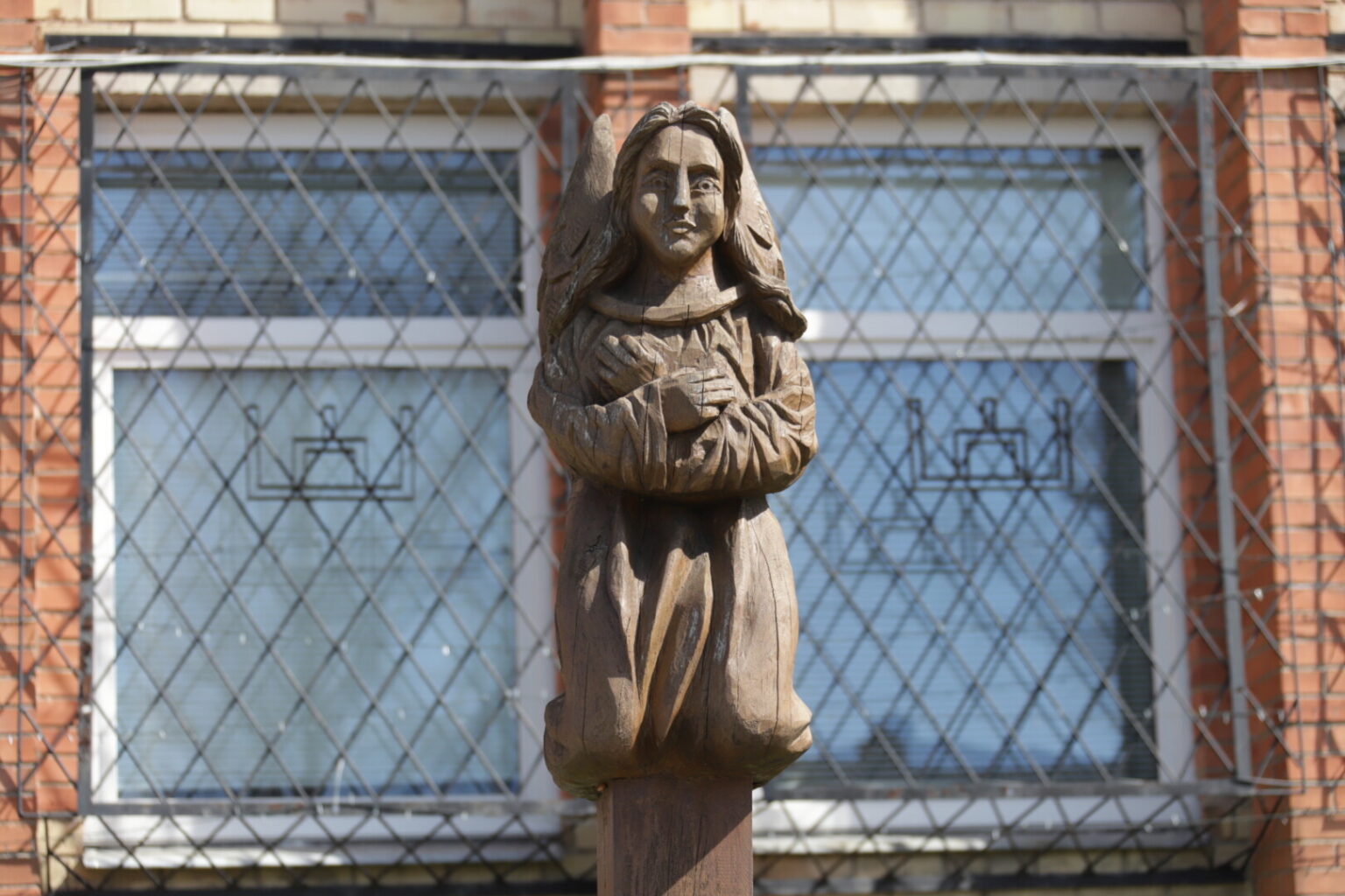 Iš patalpų Tulpių gatvėje išsikrausčiusi policija nepalieka prie komisariato stovėjusių ne tik medinių skulptūrų.