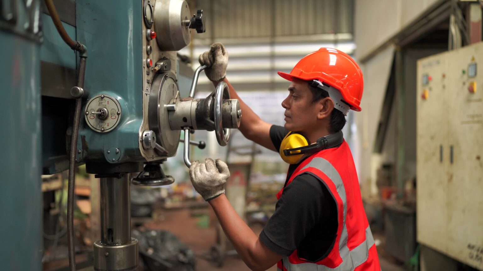 Ekonomistai vis garsiau kalba apie rudeniop atsiritančią recesiją.