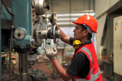 Ekonomistai vis garsiau kalba apie rudeniop atsiritančią recesiją.