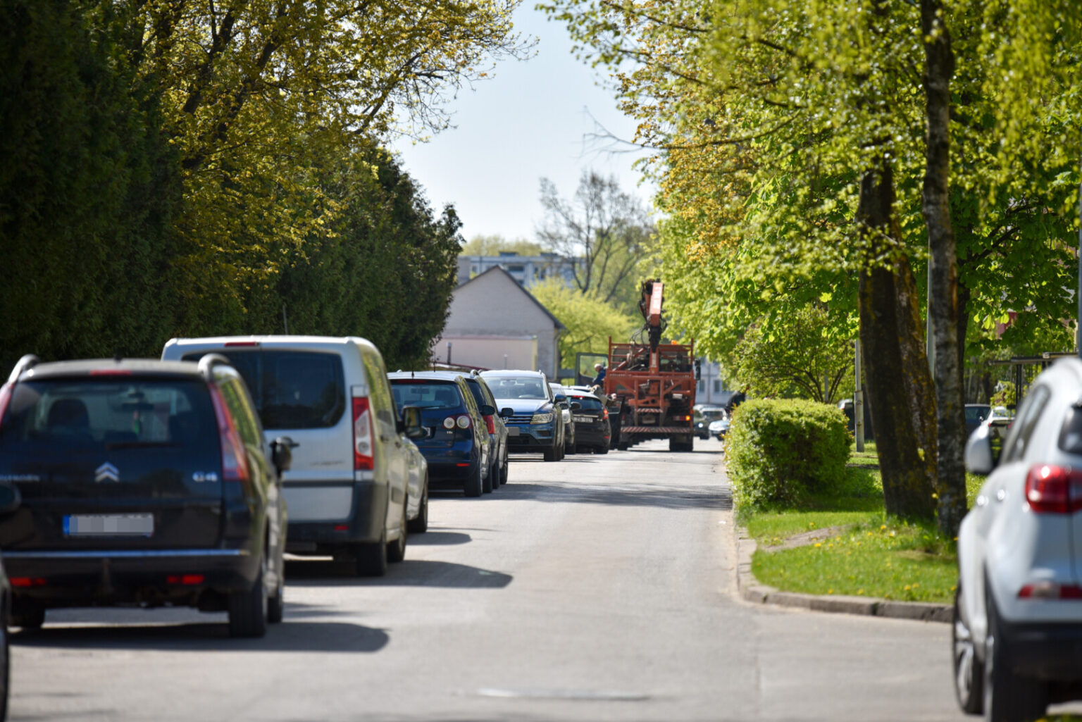 Panevėžio gatvėms ir daugiabučių kiemams dūstant nuo automobilių, Savivaldybė ieško būdų, kaip padaryti juos išvažiuojamus.