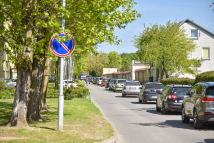 Panevėžio gatvėms ir daugiabučių kiemams dūstant nuo automobilių, Savivaldybė ieško būdų, kaip padaryti juos išvažiuojamus. Draudimas statyti automobilius pernai atsirado Ateities gatvėje, o jau artimiausiu metu pokyčiai laukia ir Tulpių mikrorajone.