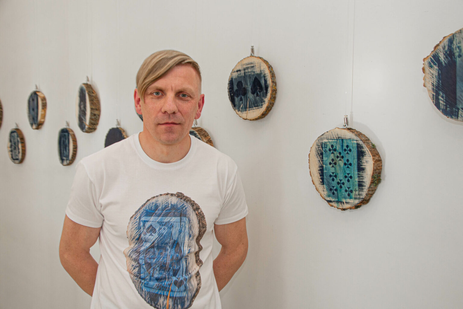 Ir vėl peržengti daugelio įsivaizduojamas fotografijos meno ribas. Tai kaskart pavyksta panevėžiečiui fotomenininkui Žilvinui Kropui. Panevėžio apskrities Gabrielės Petkevičaitės-Bitės bibliotekoje pristatomas dar vienas jo eksperimentas – medžio, cianotipijos ir kortų sąjunga „Nematomi žaidimai“.