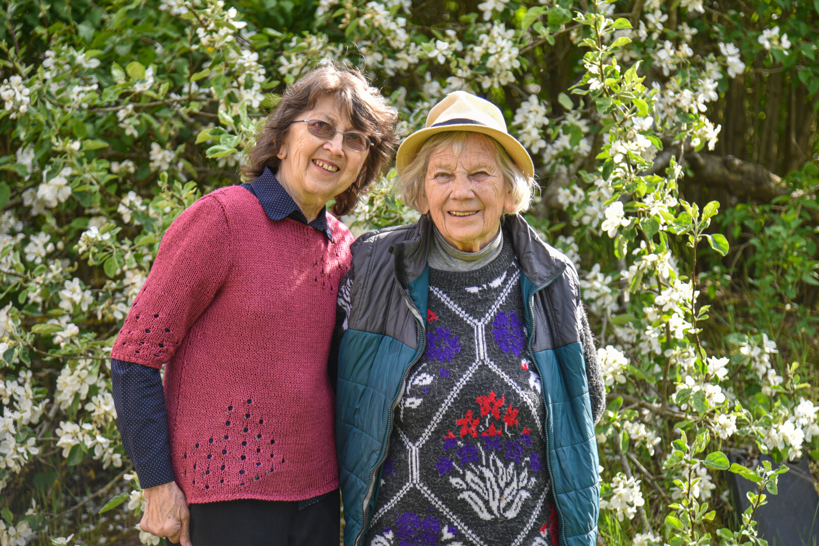 Įstricos gyventoja Joana Finevičienė su dukra Birute pasakoja ir skausmingas, ir gražias kaimo istorijas. P. Židonio nuotr.