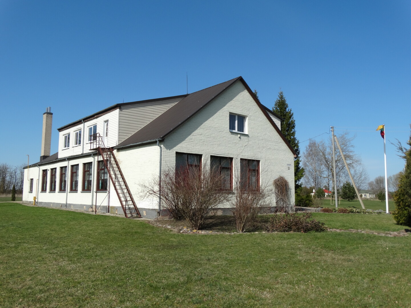 Pastarasis dešimtmetis Panevėžio rajone išsiskyrė masiniu mokyklų uždarymu. Toliau nuo miesto įsikūrusiems kaimams demografinės tendencijos negailestingos.