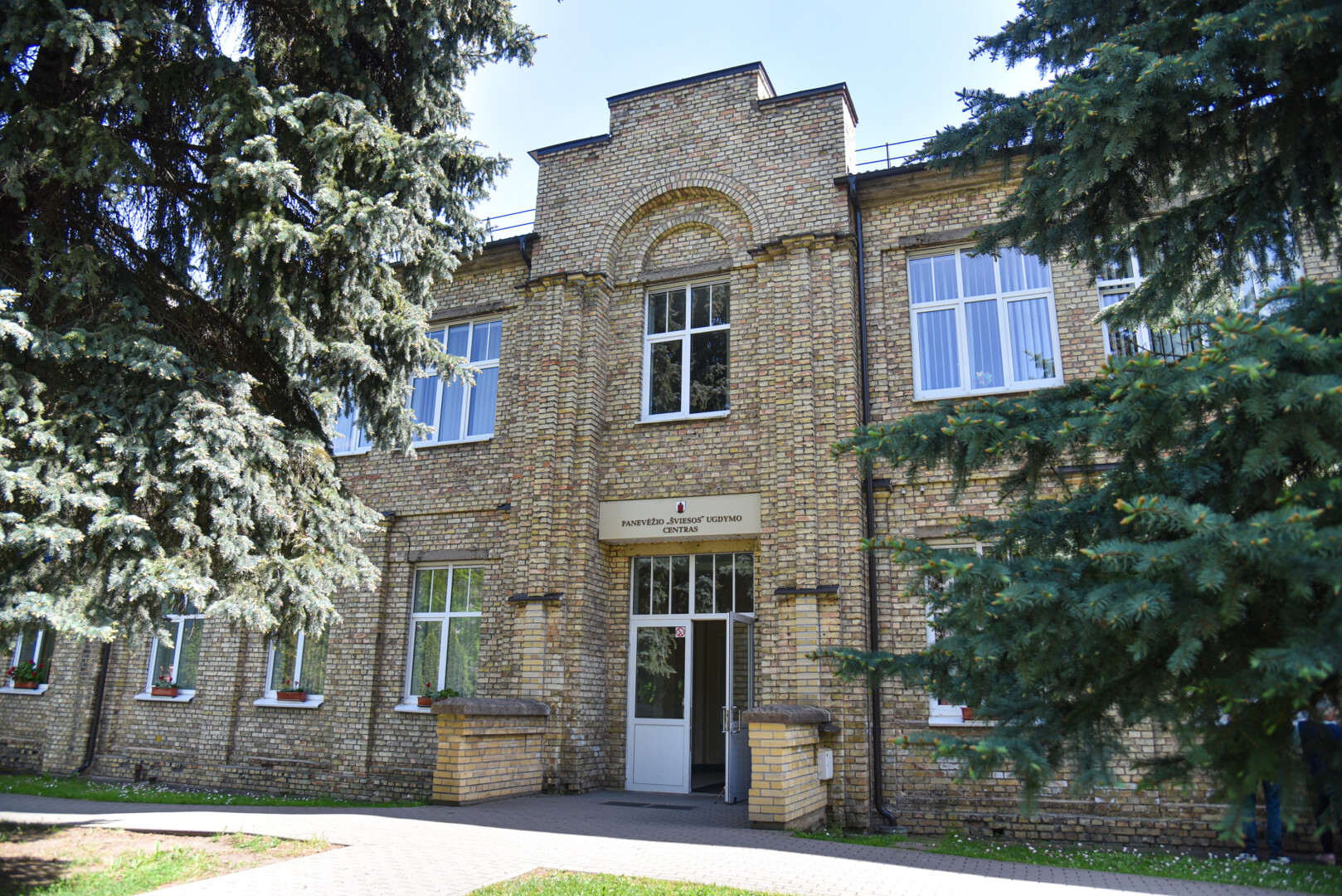 Dar vienas svarbus gatvės akcentas – lenkų gimnazija, egzistavusi Panevėžyje nuo 1919 iki 1940 metų. Dabar jos pastate įsikūręs Panevėžio „Šviesos“ specialiojo ugdymo centras. P. Židonio nuotr.