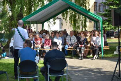Saulė, šiluma, žydintys kaštonai, kamerinė vakaro aplinka, gitara ir poetinės kalbos meistrystė.