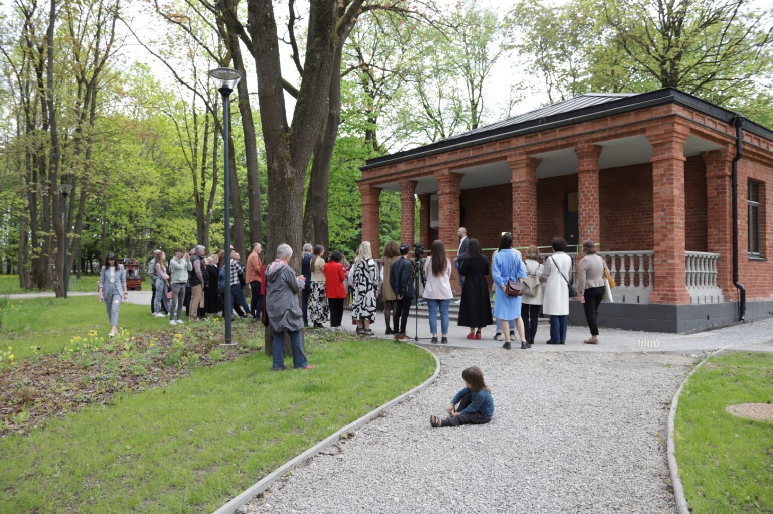Meka, kultūros sala, oaze, vieta atgaivai, kūrybai ir susitikimams jau spėta „pakrikštyti“ Skaistakalnio parke vos prieš kelias dienas atidarytą Pragiedrulių sodybą.
