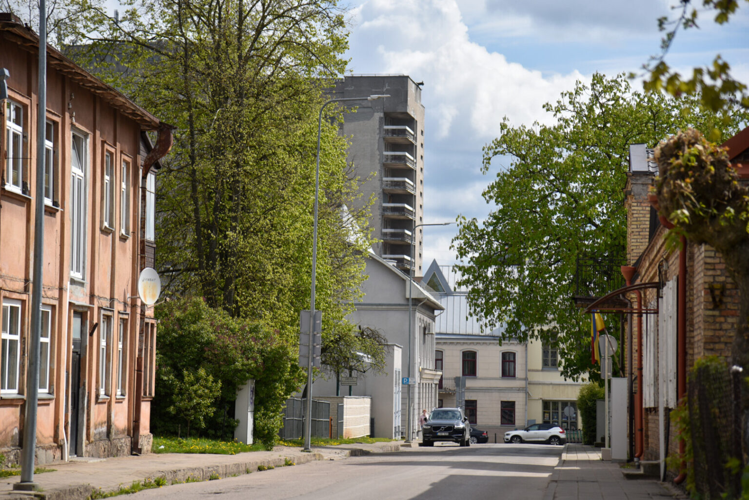 Įspūdingais statiniais nestebinanti, rami Š. Mero gatvelė vis dėlto turi savąjį akcentą – čia vis dar stūkso prieš šimtmetį statytas ir architekto Vytauto Landsbergio-Žemkalnio projektuotas garsaus gydytojo Kazimiero Slieko namas, o pats gatvės pavadinimas taip pat mena ne mažiau garsų, panevėžiečių itin gerbtą gydytoją.