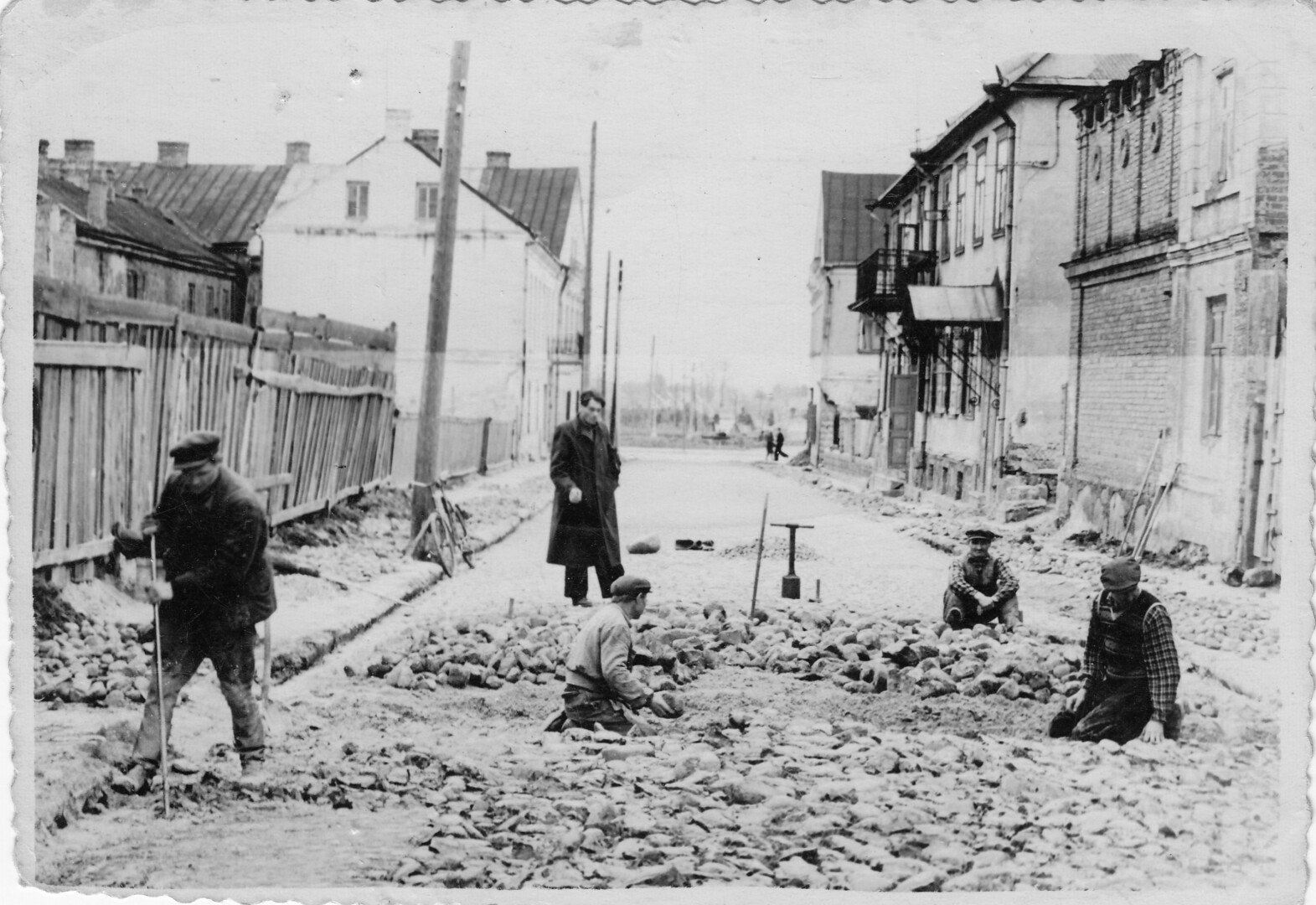 Grindinio klojikai Bataliono gatvėje. Apie 1952-uosius metus. PANEVĖŽIO KRAŠTOTYROS MUZIEJAUS rinkinių nuotr.
