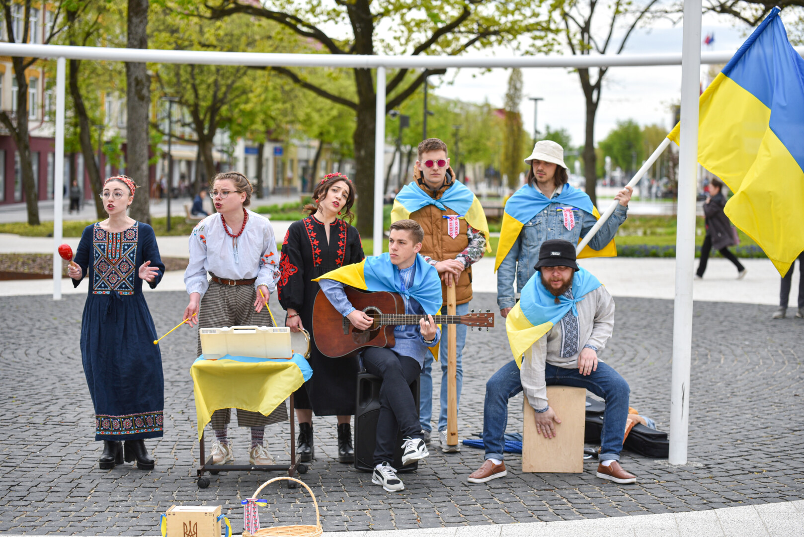 Panevėžio Laisvės aikštėje švenčiant Vyšyvankos dieną, tradiciniais ukrainietiškais drabužiais pasipuošė Lėlių vežimo teatro aktoriai. P. Židonio nuotr.