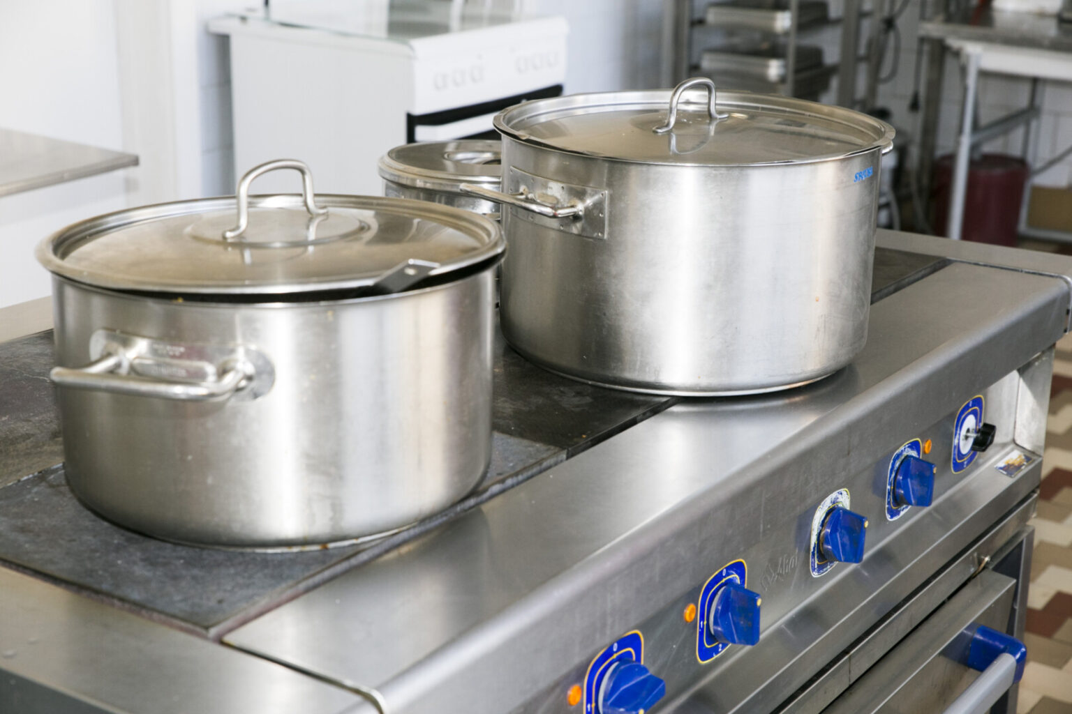 Daugelio mokinukų tėvai guodžiasi, kad vaikai mieliau renkasi menkavertį maistą iš prekybos centrų ar greitojo maisto užkandinių, nei pietauti mokyklos valgykloje.