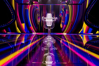 Kasmetis „Eurovizijos“ dainų konkursas prikausto milijonų gerbėjų dėmesį. Nors muzikos varžytuvių scena tiesiog spinduliuoja šventę, per turtingą ir ilgą jų gyvavimo istoriją neišvengta skandalų bei intrigų.