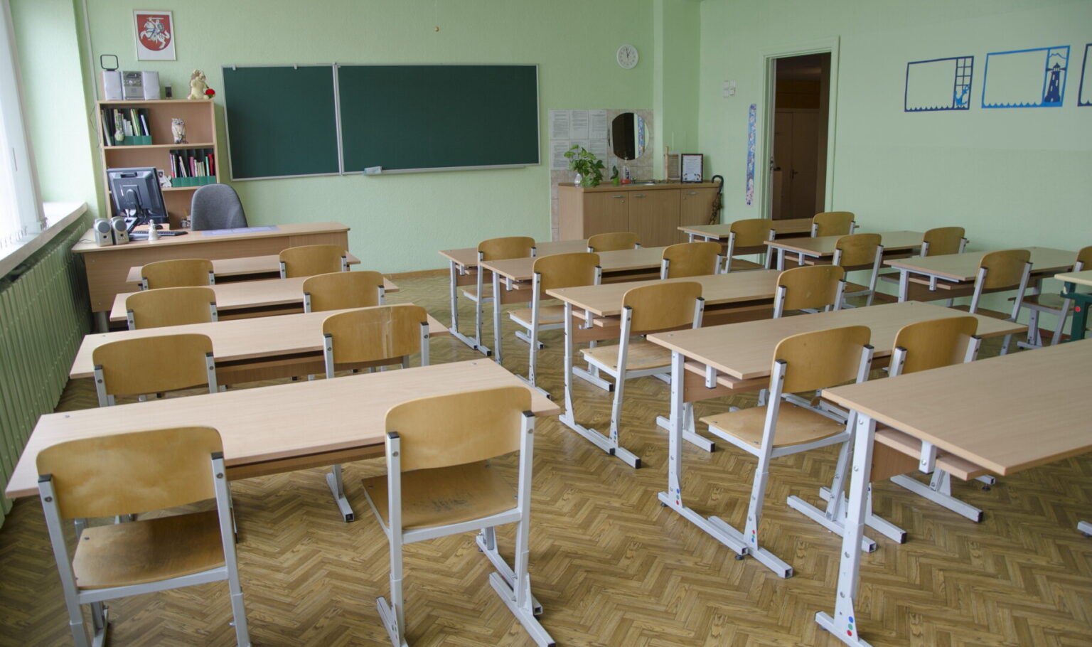 Jau nuo šio rugsėjo moksleiviai ir pedagogai bus įsukti į švietimo reformos karuselę. Švietimo žinovai skambina pavojaus varpais, kad dėl skubotų pokyčių gali tekti uždaryti dalį gimnazijų.