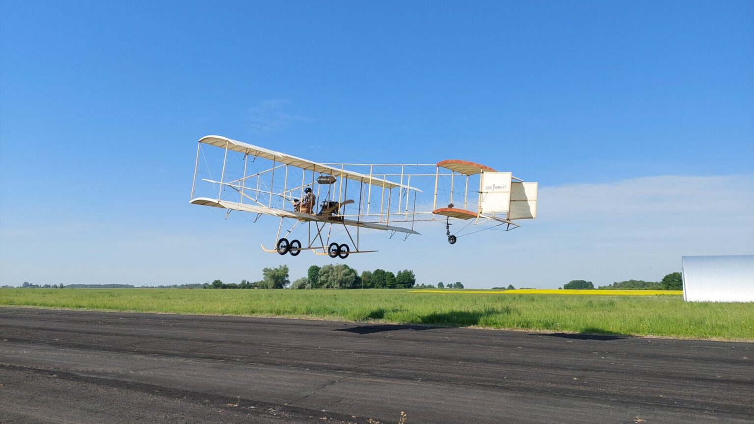 Panevėžiečių savaitgalį laukia neįprastas reginys – šeštadienį aplink miestą garbės ratus suks daug mažų lėktuvėlių.
