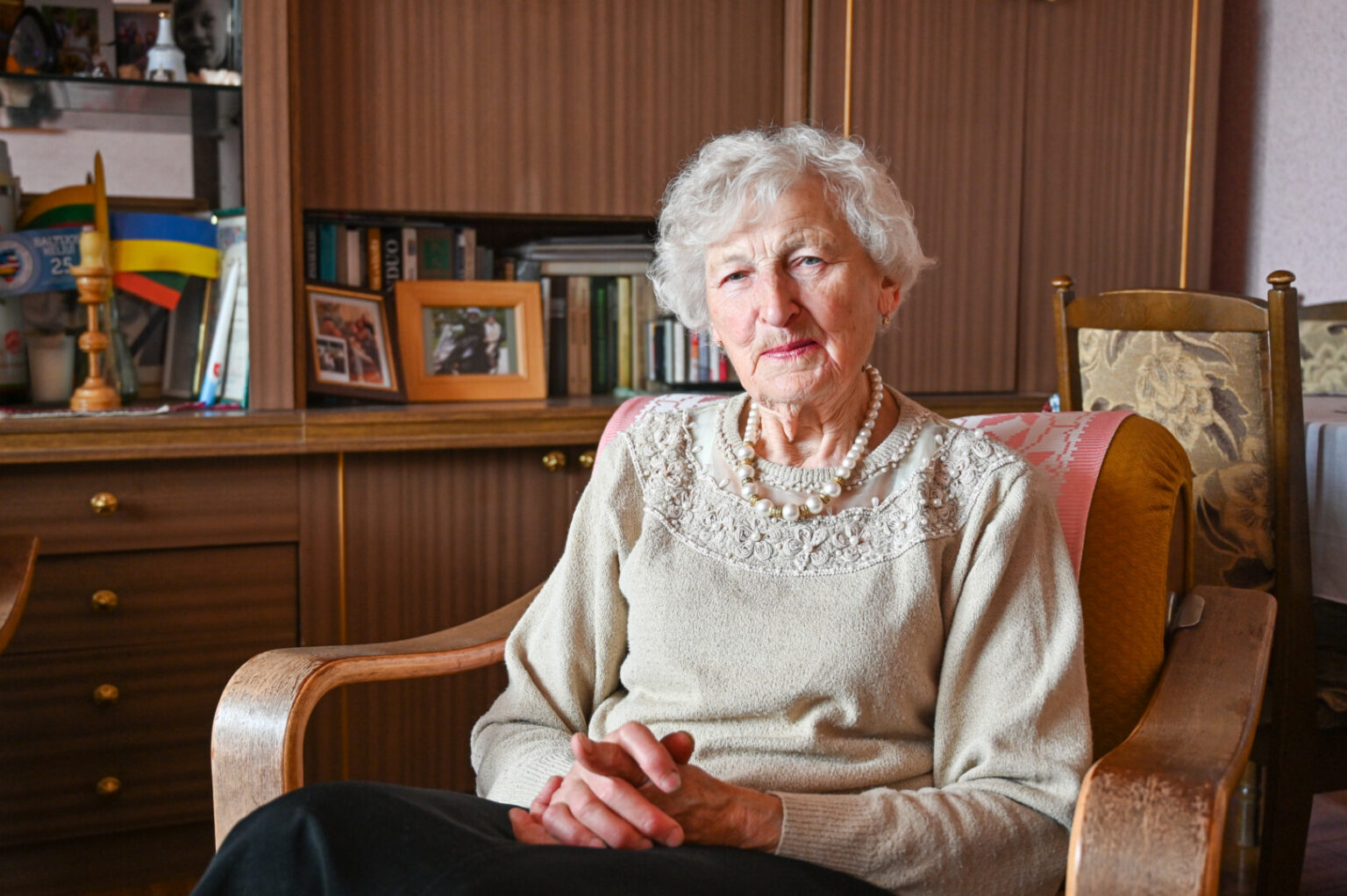 Panevėžietei Veronikai Bakšytei-Pauliukienei tebuvo vos dvylika, kai jos šeima išplėšta iš gimtųjų namų, sugrūsta į gyvulinius vagonus ir išsiųsta už tūkstančių kilometrų. Į gimtinę sugrįžo praėjus dešimtmečiui, tačiau išgyventas siaubas iki šiol sukausto dabar jau 87-erių Veroniką.