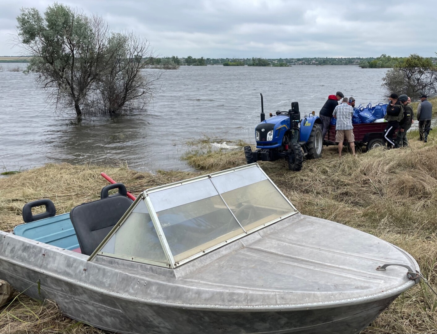 Ukrainos Chersono miestą ir jo apylinkes po Naujosios Kachovkos užtvankos susprogdinimo užliejęs potvynis slūgsta atidengdamas visą tragedijos mastą ir rusų okupantų žiaurumą. Iš vandens sugriautų namų spėjusieji pabėgti beginkliai ukrainiečiai atsidūrė priešų, apšaudančių gelbėjimo valtis, taikiklyje.